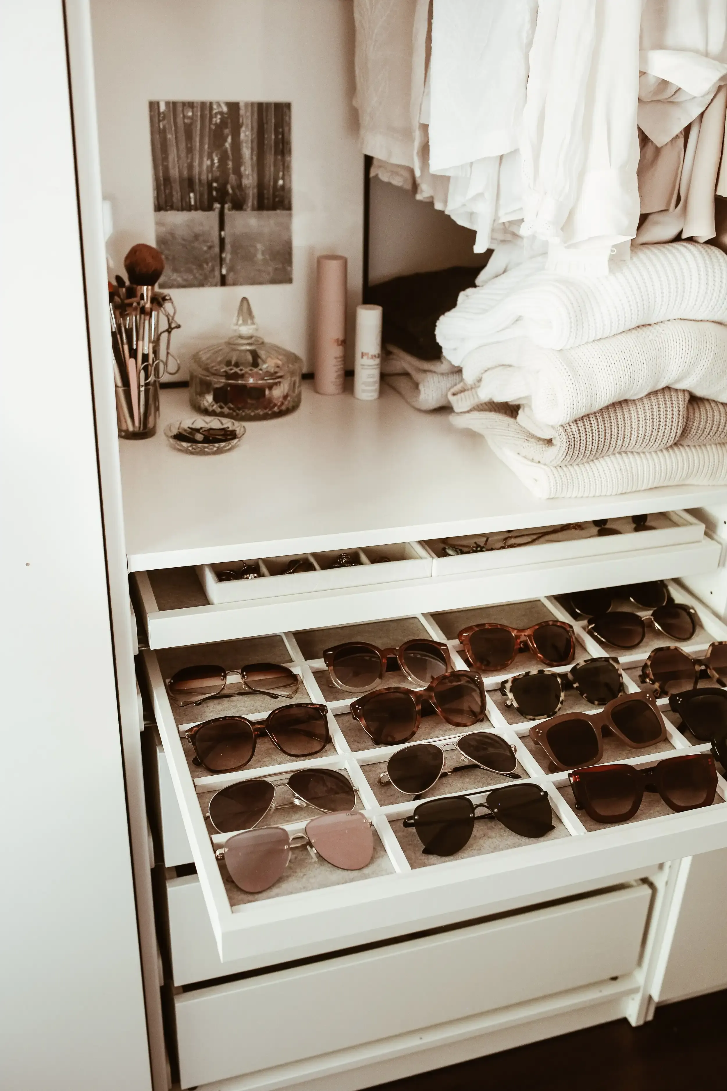 Picking the Perfect Sunglass Drawer Organizer: Materials, Sizes, and Styles